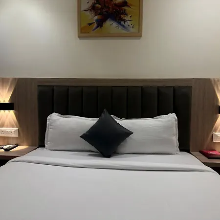 Riza Nesco Exhibition Centre Goregoan Hotel