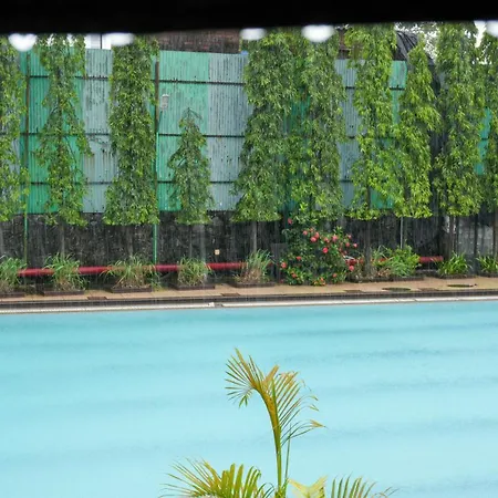 Club Emerald Hotel