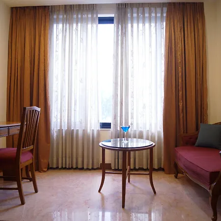 Hotel The Ambassador, Marine Drive, 4*