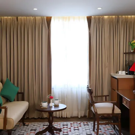 Hotel The Ambassador, Marine Drive, 4*