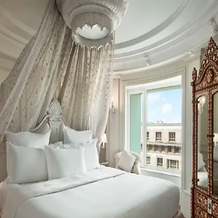 Hilton International Airport 5*