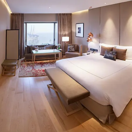 Taj Lands End 5*