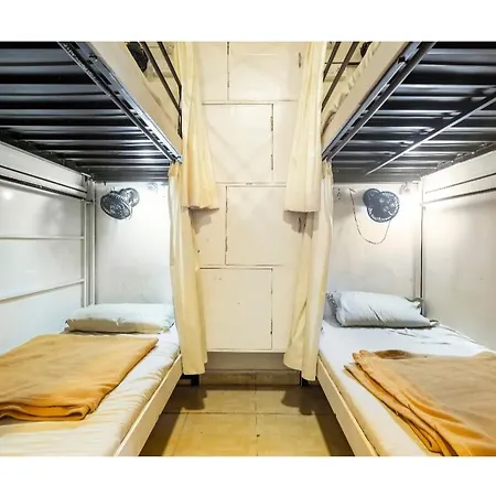 Goldenstar Deluxe Hostel *