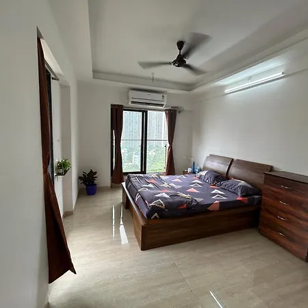 Comfy With A Great View Near Oberoi Mall Homestay