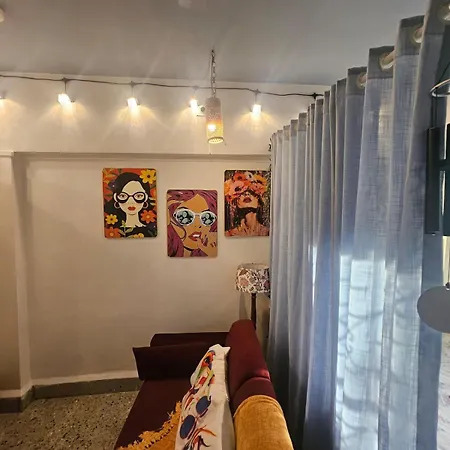 Retro Bandra - Cozy Comfort In A Heritage Village Apartment