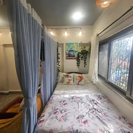 Retro Bandra - Cozy Comfort In A Heritage Village Apartment