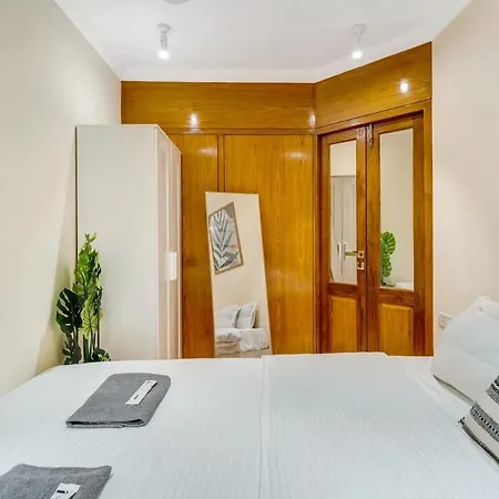 Apartment Stella 2bhk In Khar With Wi-fi, Smart Tv & Kitchen