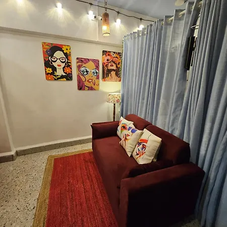 Retro Bandra - Cozy Comfort In A Heritage Village Apartment *
