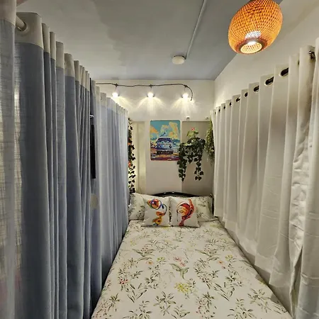 Retro Bandra - Cozy Comfort In A Heritage Village Apartment *