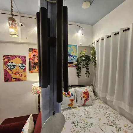 Retro Bandra - Cozy Comfort In A Heritage Village Apartment *