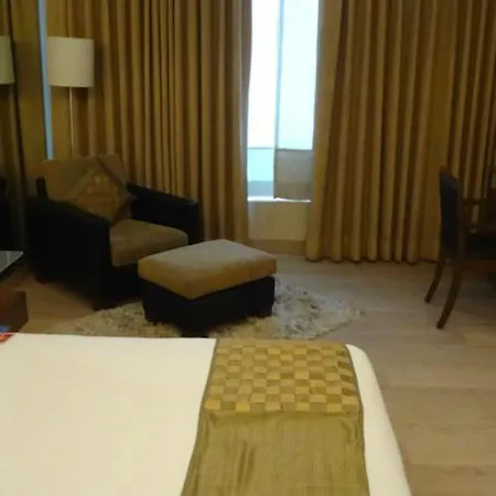 Mirage Hotel, International Airport 4*