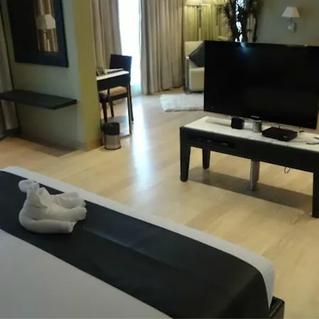 Mirage Hotel, International Airport 4*