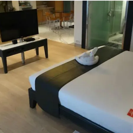 Mirage Hotel, International Airport