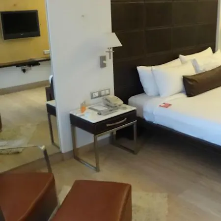 Mirage Hotel, International Airport 4*