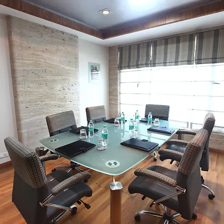 Mirage Hotel, International Airport 4*