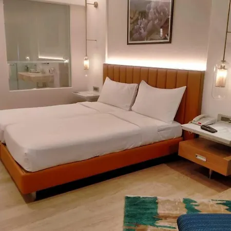 Mirage Hotel, International Airport 4*