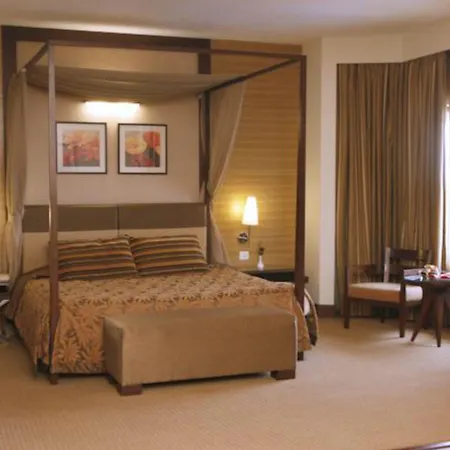 Hotel The Retreat & Convention Centre