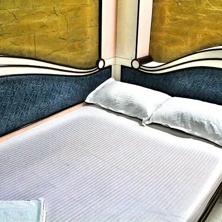 Everest Hotel *