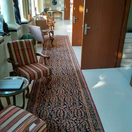 Elphinstone 3*
