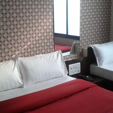 Skyway Apartment *