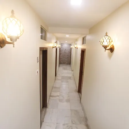 Al Moazin Hotel Mumbai