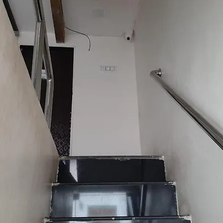 Hangout Hostel *
