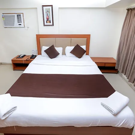 Hotel Lucky Near Nesco Hotel 3*