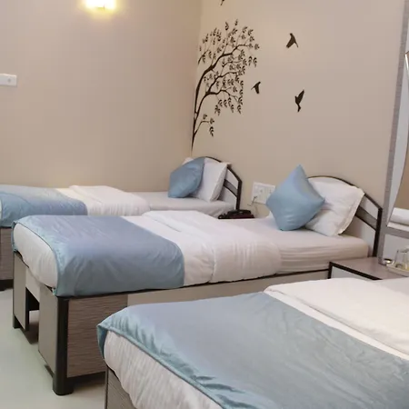 Hotel Broadway Colaba 2*