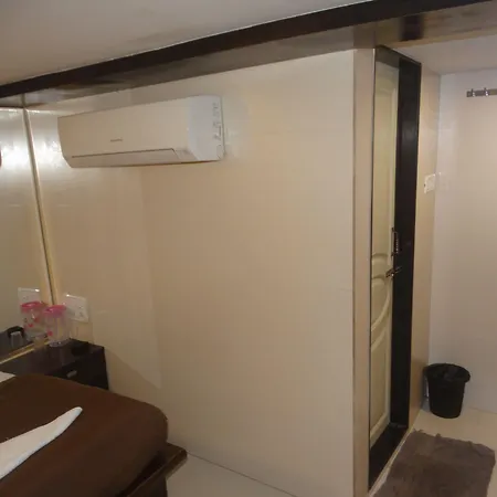 Qamar Hotel 2*