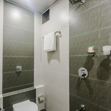Hotel O Royal Grand Near Chhatrapati Shivaji International Airport