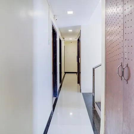 Oyo 9748 Girgaon Palace Hotel 3*
