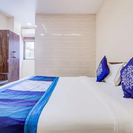 Hotel Oyo 9748 Girgaon Palace 3*