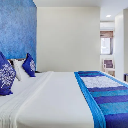 Oyo 9748 Girgaon Palace Hotel 3*