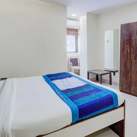 Hotel Oyo 9748 Girgaon Palace