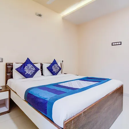 Oyo 9748 Girgaon Palace Hotel 3*
