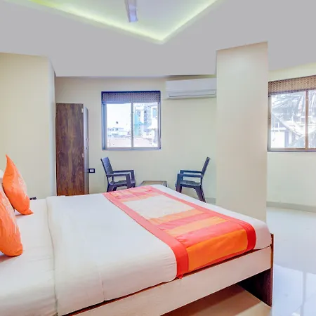 Oyo 9748 Girgaon Palace Hotel 3*