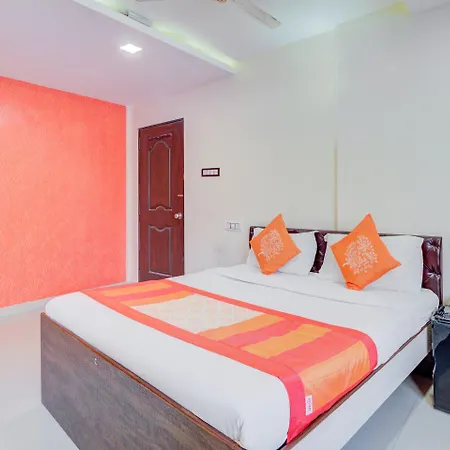 Hotel Oyo 9748 Girgaon Palace 3*