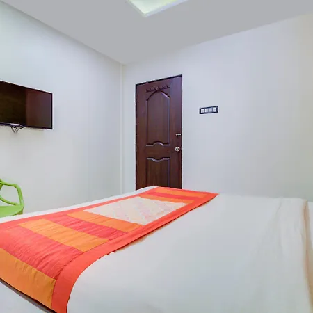 Hotel Oyo 9748 Girgaon Palace 3*