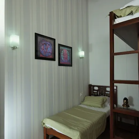 Carlton - Behind Taj Mahal Palace Colaba 2*