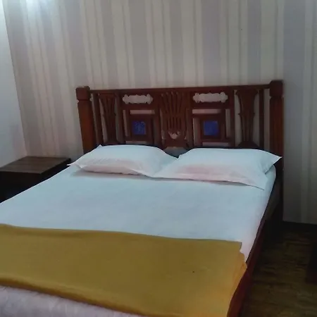 Hotel Carlton - Behind Taj Mahal Palace Colaba