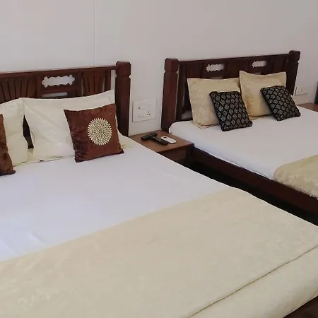 Carlton - Behind Taj Mahal Palace Colaba 2*