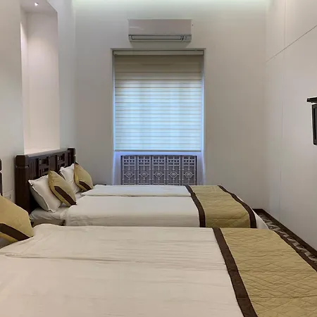 Hotel Carlton - Behind Taj Mahal Palace Colaba