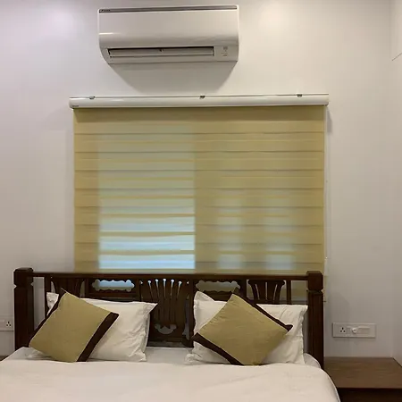 Hotel Carlton - Behind Taj Mahal Palace Colaba 2*