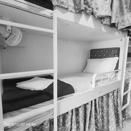 Retreats At Marol Dorm - Near International Airport *