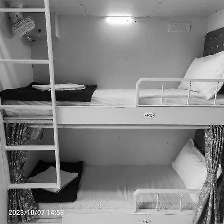 Retreats At Marol Dorm - Near International Airport Hostel