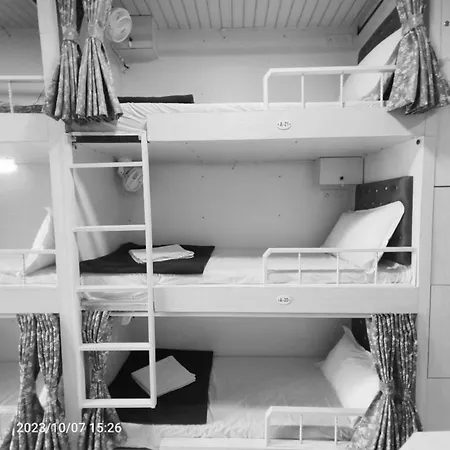 Hostel Retreats At Marol Dorm - Near International Airport