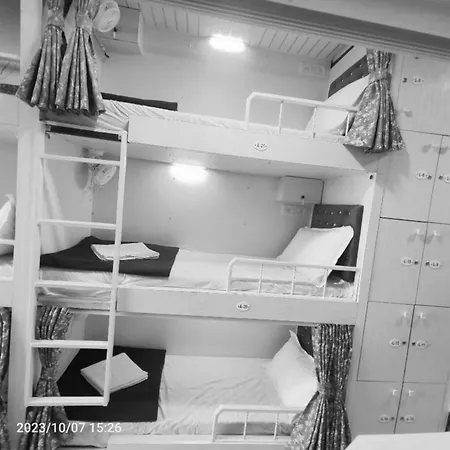 Retreats At Marol Dorm - Near International Airport *
