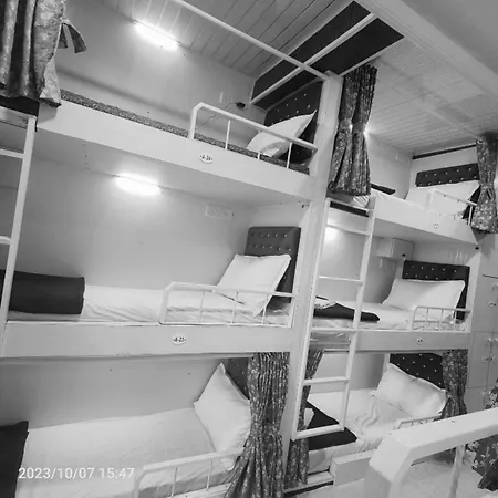Retreats At Marol Dorm - Near International Airport Hostel