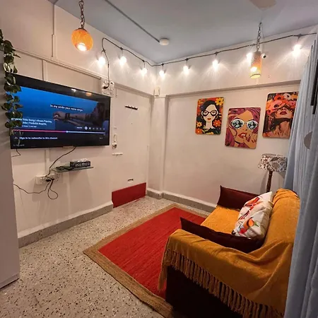 Retro Bandra - Cozy Comfort In A Heritage Village Apartment