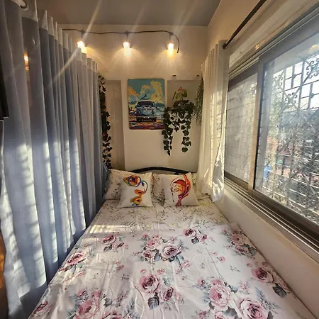 Retro Bandra - Cozy Comfort In A Heritage Village Apartment